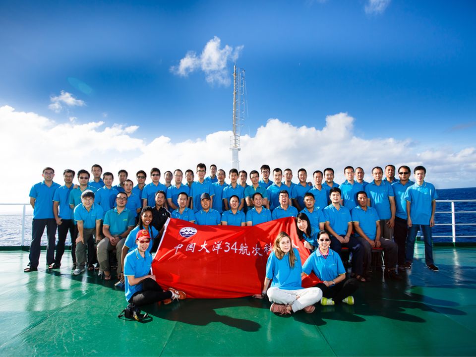 Scientific Staff and Officer Corps aboard the 4th leg aboard RV Da Yang yi Hao's 2015 cruise